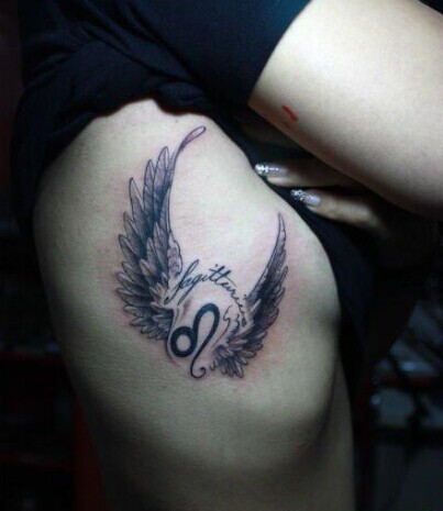 男生腰部唯美的心形翅膀黑白纹身图