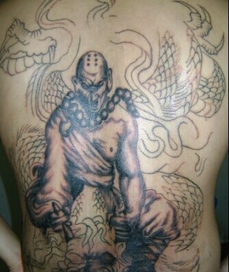 后背经典和尚擒龙宗教纹身图图片