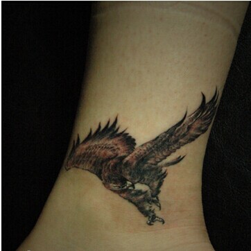脚部黑白霸气老鹰纹身图