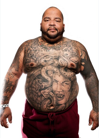 国外大胖子上半身个性霸气的图案纹身