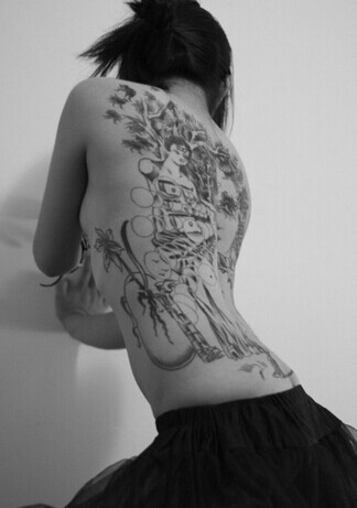 时尚MM的黑白唯美纹身图案