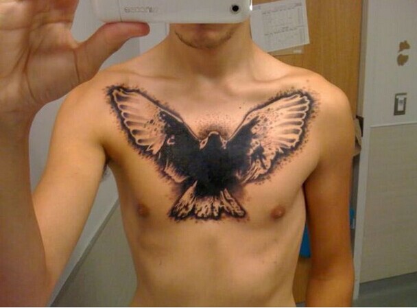 欧美男生胸部极具个性的鸽子纹身图案