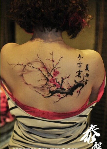 女生后背唯美潮流的梅花纹身图案图片