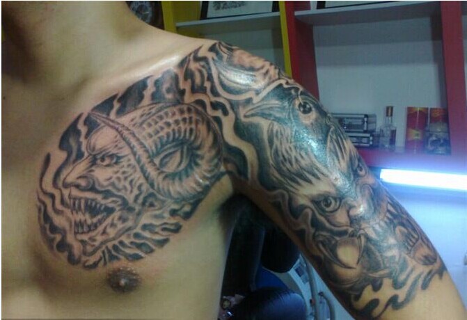 男生肩部霸气半甲黑白怪兽纹身图