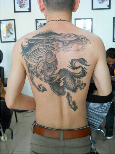 帅哥后背霸气精神的黑白麒麟神兽纹身