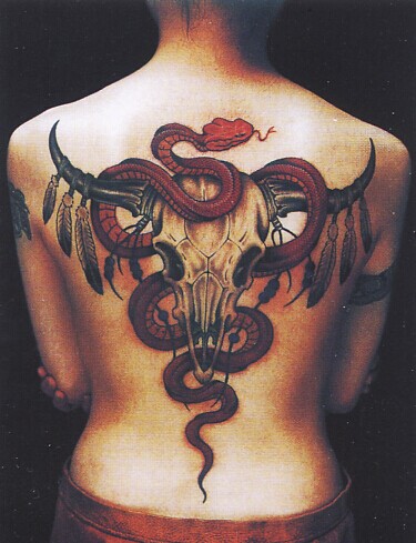 女生后背经典复古的羊头骷髅蛇纹身图片