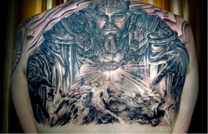 国外后背超级霸气的魔兽宗教纹身图片