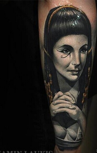 手臂肖像黑白纹身图案欣赏