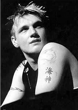 欧美男生肩部漂亮文字海神纹身图图片