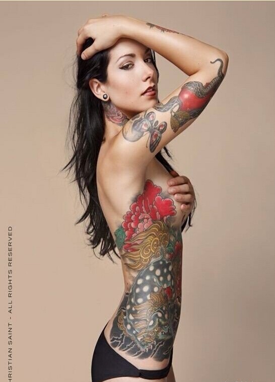 女性腰部个性彩色纹身图案图片