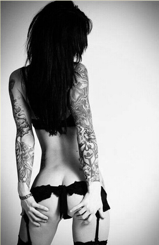 时尚女人纹身图案写真图片