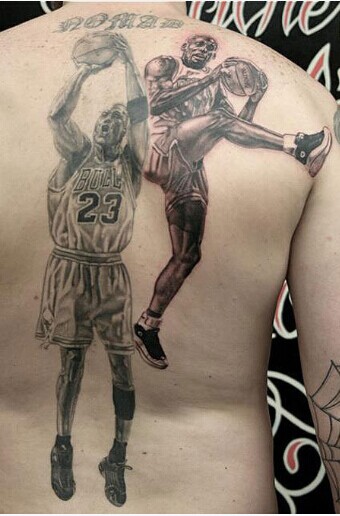 球迷后背经典的球星纹身图图片