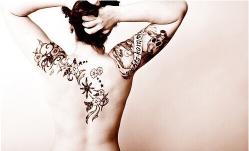 女生后背性感唯美的花藤图纹身图片