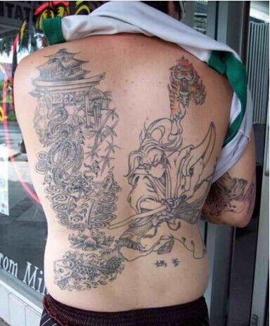 男生后背漂亮经典的黑白风景纹身图