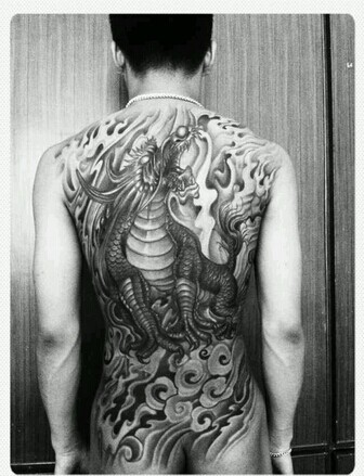 后背漂亮经典的黑白麒麟神兽纹身图