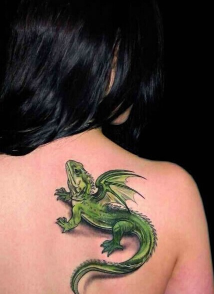 看着让人起鸡皮疙瘩的颈部蜥蜴纹身图图片