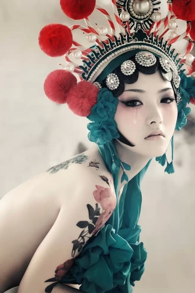 新娘子秀个性彩色纹身图案图片缩略频道推荐图