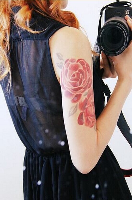 一款女性手臂彩色玫瑰花纹身图案图片