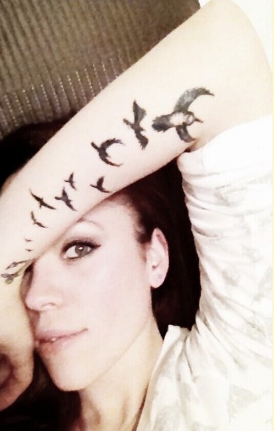 女性手臂燕子纹身图案图片