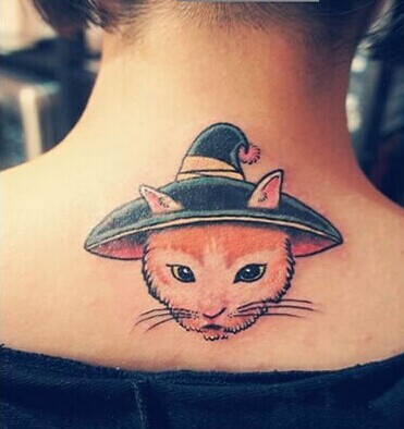 后颈上搞怪的彩色猫咪图案纹身图片