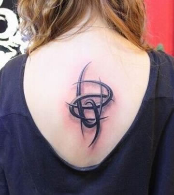 美女后颈上创意条形图腾纹身图片