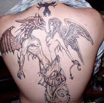 后背经典的美女与野兽黑白纹身图