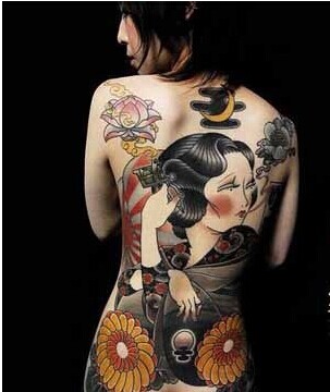 女生后背经典的日本艺妓漂亮纹身图片
