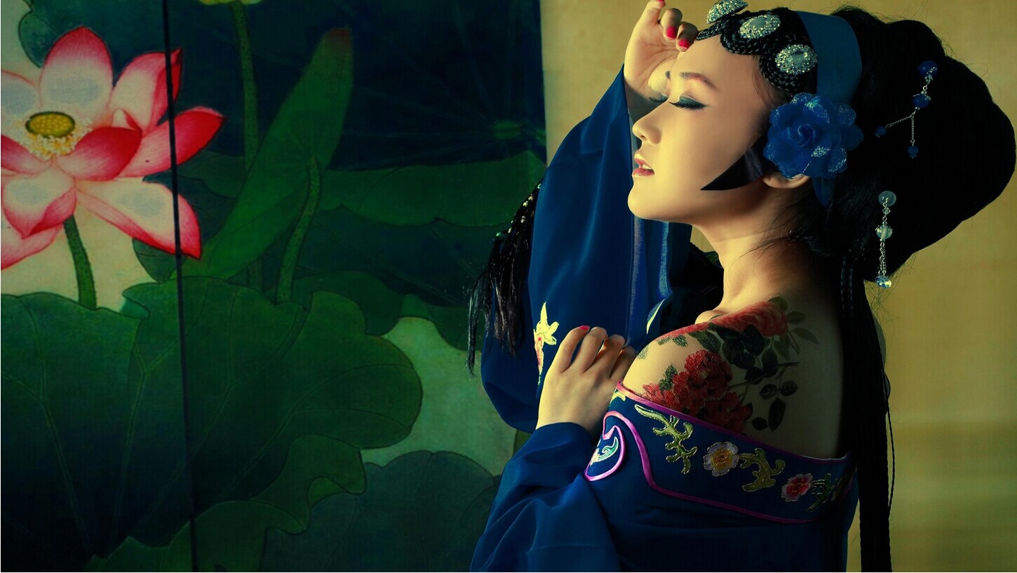 漂亮新娘子造型美女性感花藤蝴蝶纹身图片