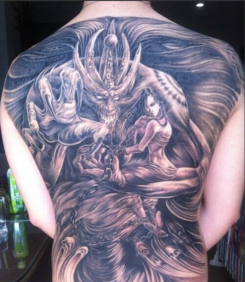 男生经典的满背黑白恶魔与美女纹身图