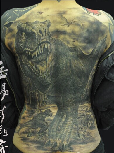 满背霸气超酷的黑白霸王龙纹身图案