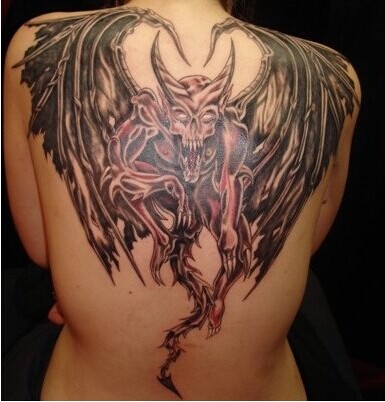 后背另类霸气黑白蝙蝠怪兽纹身图案