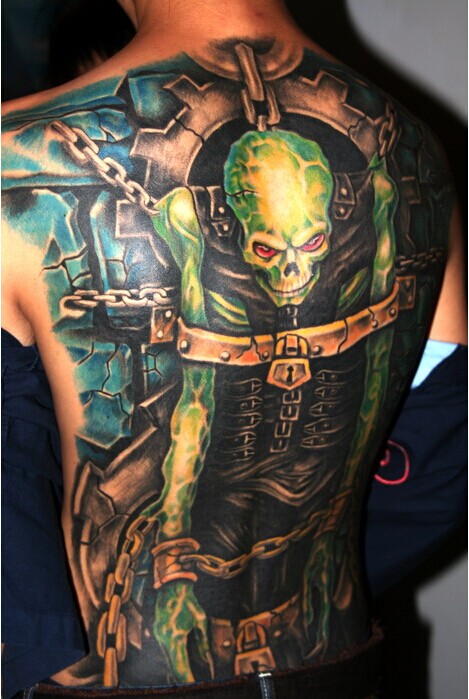 男生背部经典骷髅怪兽纹身图案图片