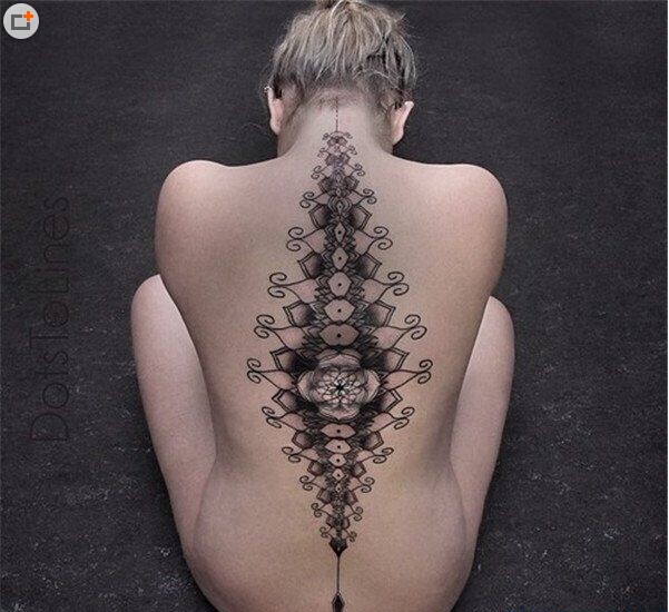 美女裸背部纹身图案欣赏图片