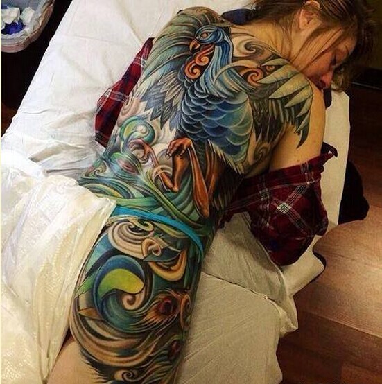 美女彩色满背凤凰纹身图案欣赏图片