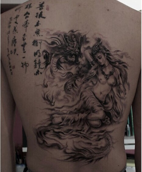 后背经典唯美黑白美女和龙纹身图