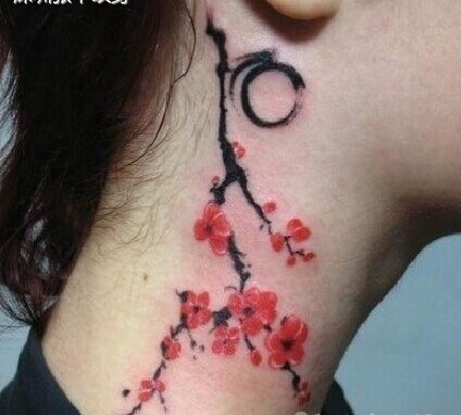 美女脖子漂亮清新梅花纹身图案图片