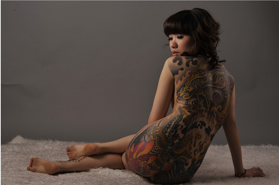 漂亮性感美女后背经典大幅图案纹身图片