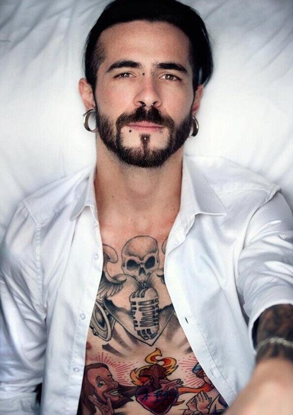 男人个性胸部纹身图案