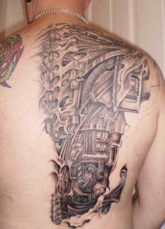 个性背部机械纹身图案图片