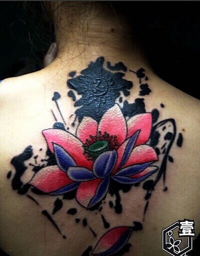 美女后颈大气的泼墨纹身图案图片