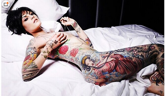 侧身女子肖像纹身的床上美女图案欣赏图片