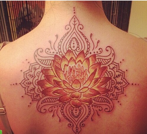 女性背部红色莲花纹身图案图片