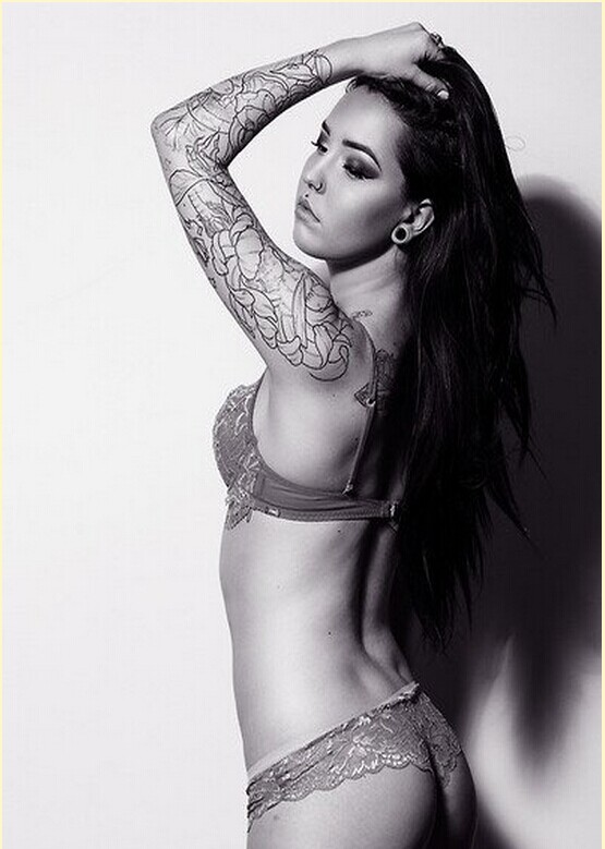 潮流时尚女孩的黑白花臂纹身图案