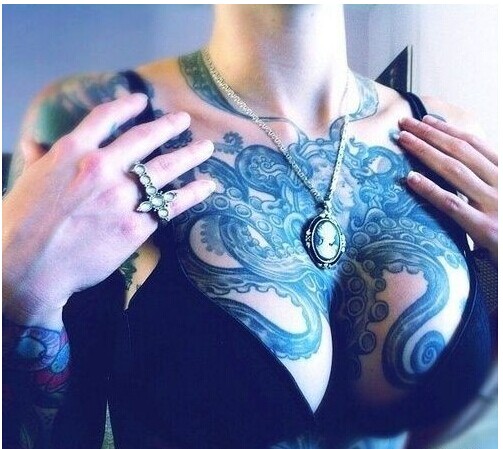 性感女性胸部黑白八爪章鱼纹身图案