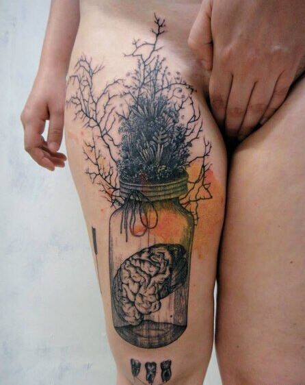 女性腿部个性黑白纹身图案