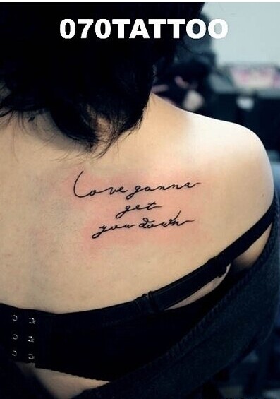 美女后背精细文字纹身图片图片