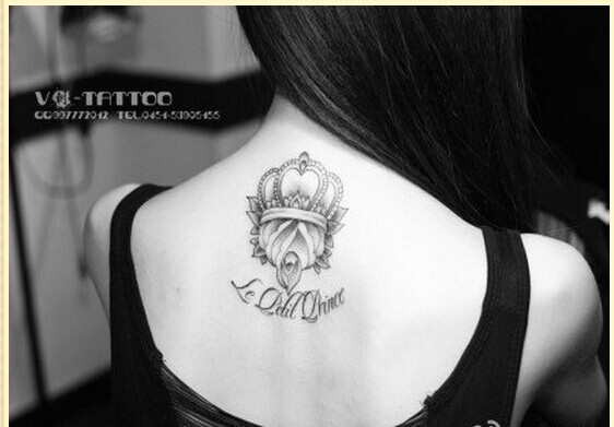 时尚女性颈部皇冠玫瑰字母纹身图案推图片