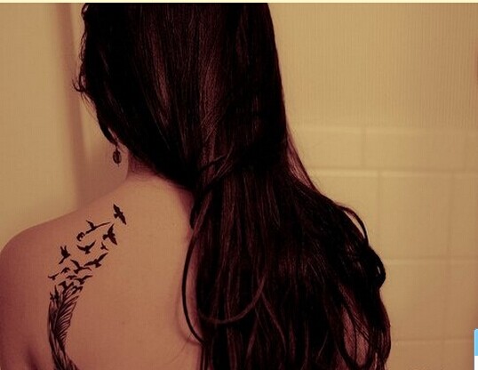 时尚女性背部羽毛和平鸽纹身图案图片