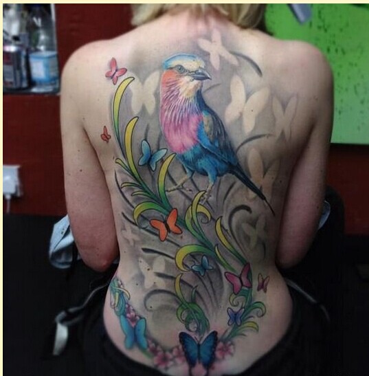 时尚美女满背小鸟花纹身图案欣赏图片