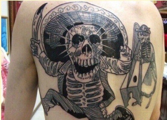 个性背部骷髅头纹身图片图片